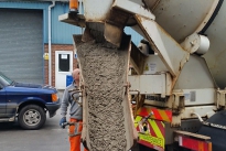 Caricamento MUV carriola elettrica con cemento da un camion di consegna