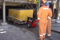 Un Power Pusher traina un carrello pieno di scorie presso l'impianto di Port Pirie di Nyrstar
