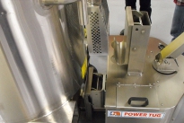 Un PowerTug in acciaio inossidabile collegato a un miscelatore farmaceutico di 2000 kg