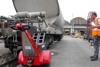 Un Super Power Pusher spinge un carro ferroviario di 30.000 kg per SNCF (Francia)